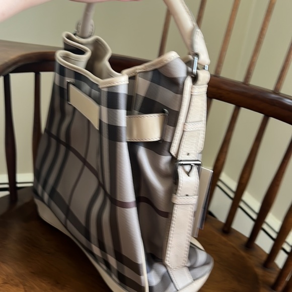Rare Burberry porsum tote with fun buckle detail - checkered print with leather - Picture 9 of 10